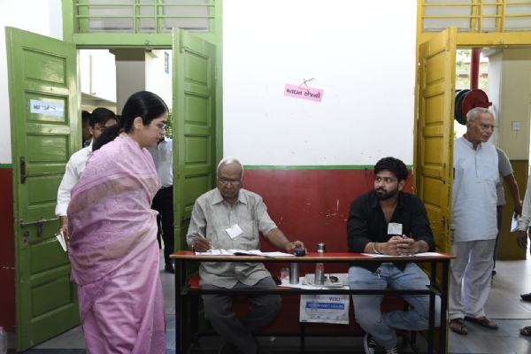 Election Observer Avantika Singh Aulakh visited various polling stations in the Municipal Corporation area.