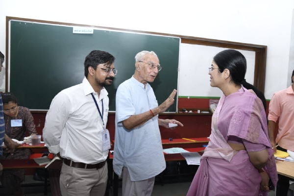 Election Observer Avantika Singh Aulakh visited various polling stations in the Municipal Corporation area.
