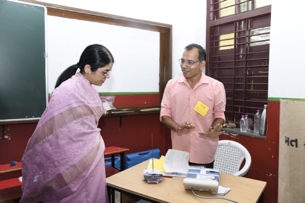 Election Observer Avantika Singh Aulakh visited various polling stations in the Municipal Corporation area.