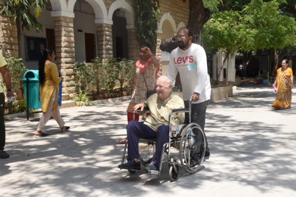 પોરબંદરના વયોવૃદ્ધએ વ્હીલચેરમાં બેસીને મતાધિકારનો ઉપયોગ કર્યો.