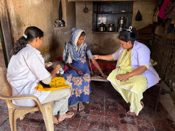 જિલ્લાના મતદાન મથકો ખાતે ઓ.આર.એસ. અને પ્રાથમિક સારવાર સાથેની મેડિકલ ટીમ