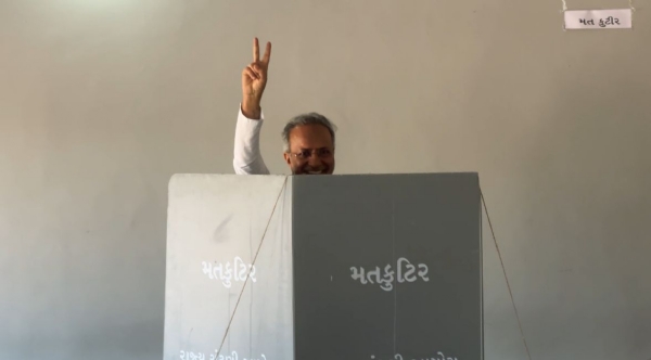 કેબિનેટમંત્રી અર્જુન મોઢવાડીયાએ પરિવાર સાથે કર્યું મતદાન.