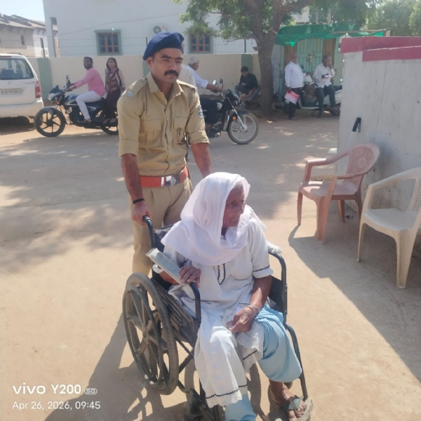 પોલીસ જવાનોએ મદદ કરી