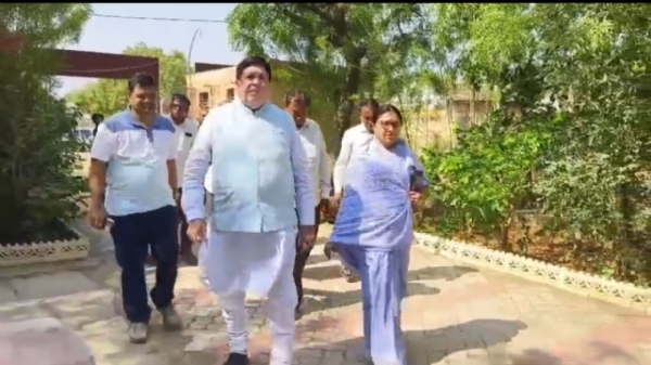 માળિલા ગામે મતદાન કરવા પહોંચ્યા દિલીપ સંઘાણી, દિલ્હીથી આવી નોંધાવ્યો મતાધિકાર