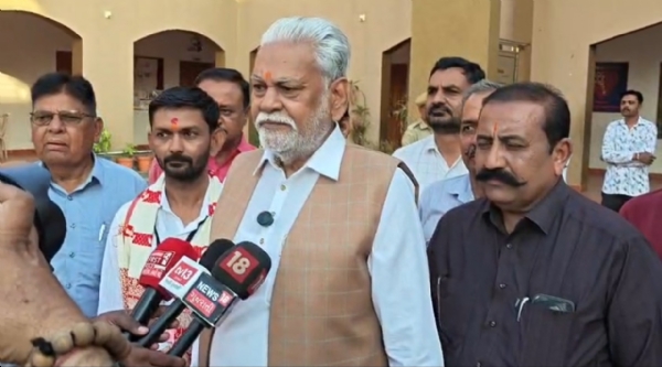 ઇશ્વરીયા ગામે મતદાન કરવા પહોંચ્યા પરસોતમ રૂપાલા, 100% મતદાનની કરી અપીલ