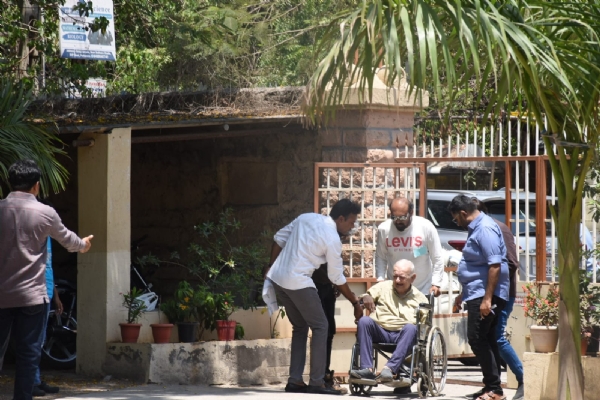 પોરબંદરના વયોવૃદ્ધએ વ્હીલચેરમાં બેસીને મતાધિકારનો ઉપયોગ કર્યો.