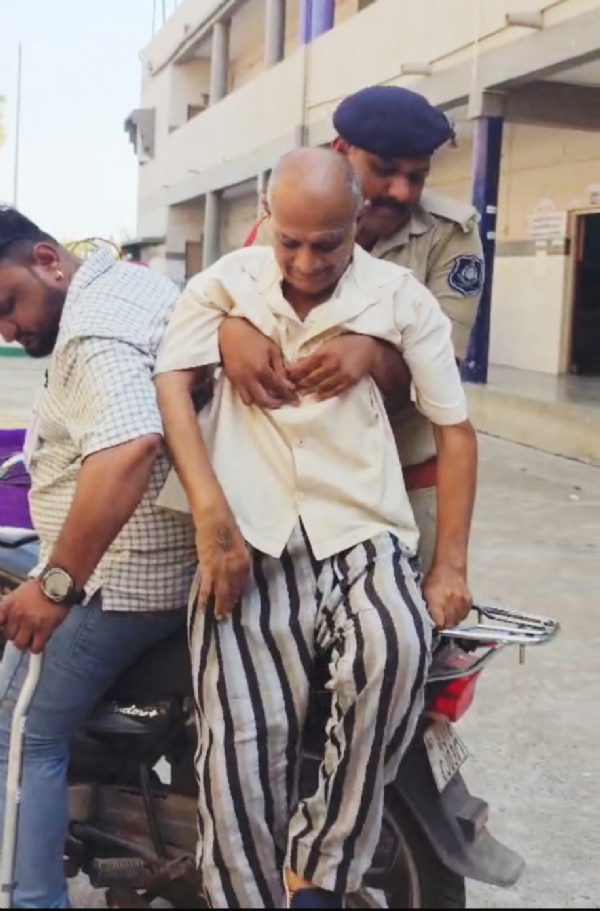 લોકશાહીના પર્વમાં અંકલેશ્વર પોલીસનો માનવીય અભિગમ જોવા મળ્યો