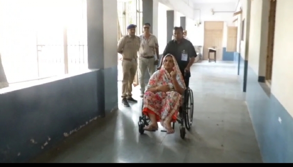 તંત્ર દ્વારા ઉભી કરાયેલી વ્હિલચેરની સુવિધા લોકશાહીના પર્વને