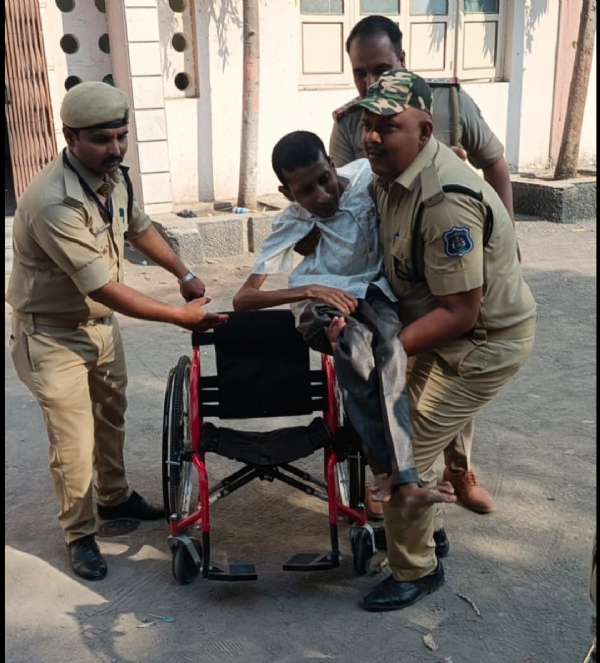 વયોવૃદ્ધ અને દિવ્યાંગ મતદારોની સેવામાં ગીર સોમનાથ જિલ્લા પોલીસ