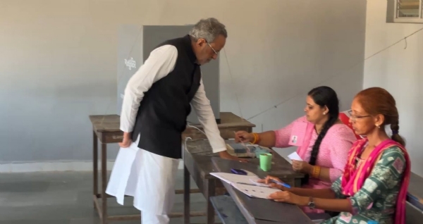 કેબિનેટમંત્રી અર્જુન મોઢવાડીયાએ પરિવાર સાથે કર્યું મતદાન.