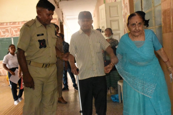 પોરબંદર જિલ્લા પોલીસ વયોવૃદ્ધ અને દિવ્યાંગ મતદારોને બની રહી સહાયરૂપ