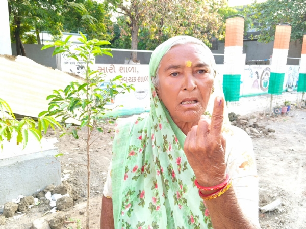 લડખડતા કદમ પણ મતદાનનો ઉત્સાહ અકબંધ