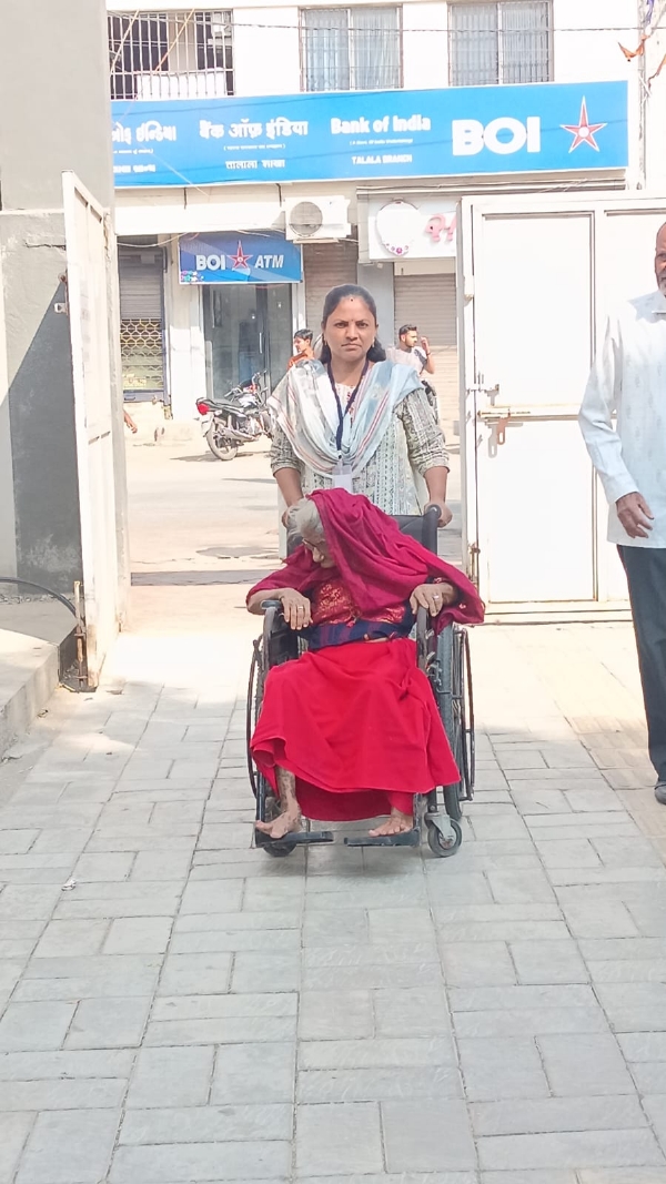 જિલ્લાના વિવિધ મતદાન મથકો પર વ્હિલચેરની દિવ્યાંગ અને વરિષ્ઠ નાગરિકો માટે મતદાનનો