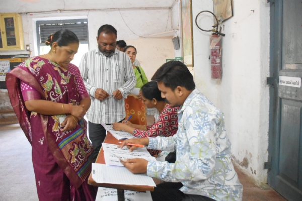 પોરબંદર જિલ્લામાં સ્થાનિક સ્વરાજ્ય સંસ્થાઓની ચૂંટણી માટે શાંતિપૂર્ણ માહોલમાં મતદાન શરૂ.