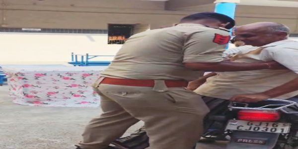 લોકશાહીના પર્વમાં અંકલેશ્વર પોલીસનો માનવીય અભિગમ જોવા મળ્યો