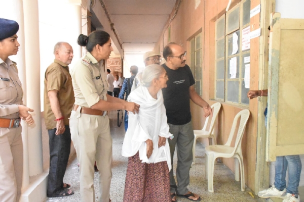 પોરબંદર જિલ્લા પોલીસ વયોવૃદ્ધ અને દિવ્યાંગ મતદારોને બની રહી સહાયરૂપ