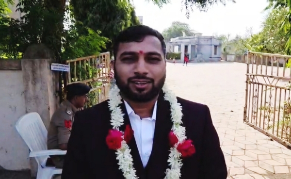 ઝઘડિયાના વરરાજાનો અનોખો નિર્ણય વરઘોડા પહેલા મતદાન કરી લોકશાહીના પર્વને દીપાવ્યો