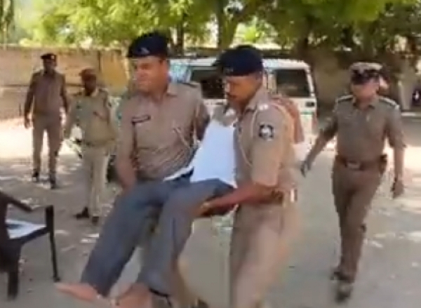 સિનાડ ગામમાં પોલીસ કર્મીઓએ પોતાની ફરજ સાથે માનવતાનો ઉત્તમ પરિચય આપ્યો.