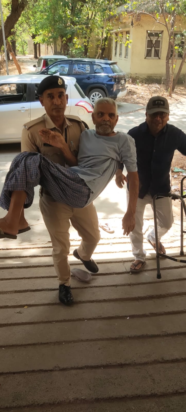 પોલીસ જવાનોએ મદદ કરી