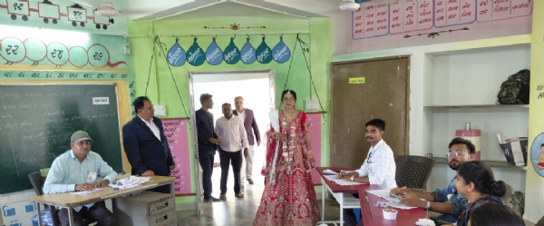 લગ્નના ફેરા પહેલા લોકશાહીના ચોકમાં કંકુ પગલા તાલાલા તાલુકાની દીકરીએ