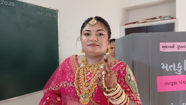 સાત શણગાર સજી લગ્નના ફેરા પૂર્વે લોકશાહીના મહાપર્વમાં સહભાગી