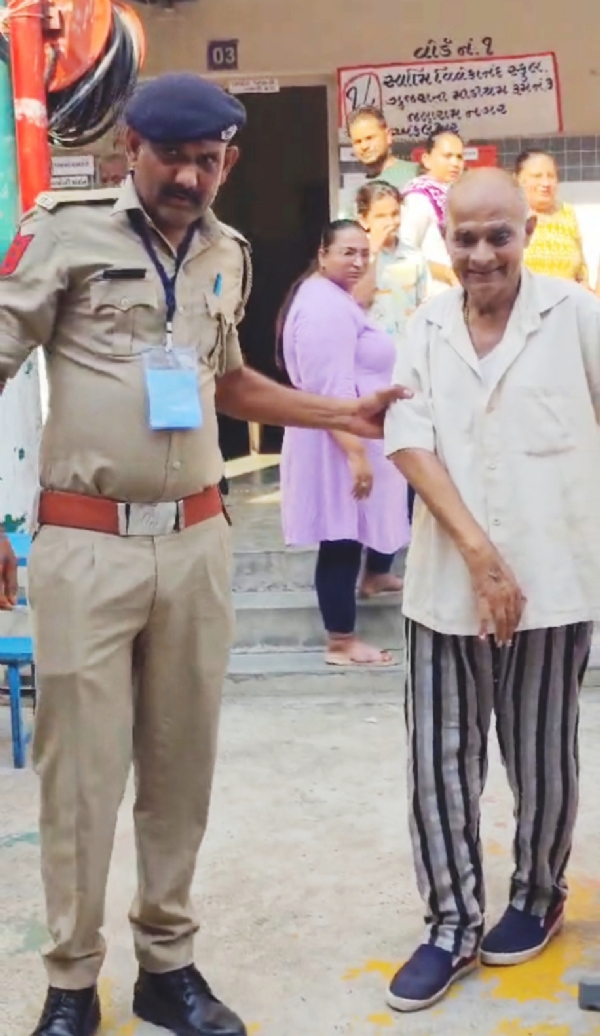 લોકશાહીના પર્વમાં અંકલેશ્વર પોલીસનો માનવીય અભિગમ જોવા મળ્યો