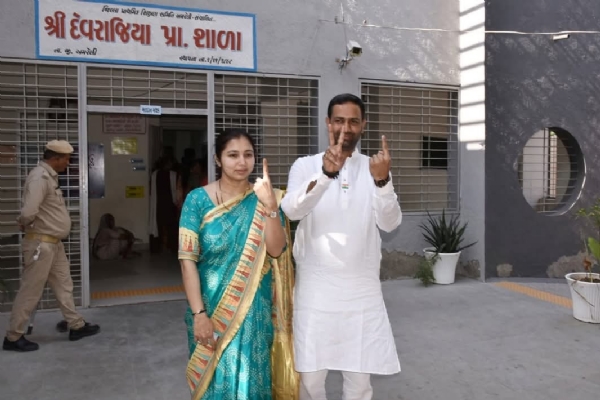 અમરેલીમાં ઉર્જા મંત્રી કૌશિક વેકરીયા પરિવાર સાથે મતદાન કર્યું, ભાજપ જીતનો વ્યક્ત કર્યો વિશ્વાસ