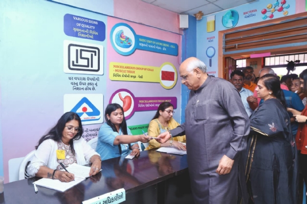 મુખ્યમંત્રીનું અમદાવાદના શીલજ ખાતે પરિવાર સાથે મતદાન