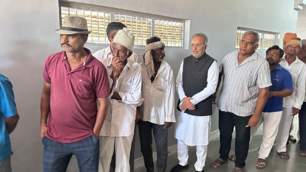 કેબિનેટમંત્રી અર્જુન મોઢવાડીયાએ પરિવાર સાથે કર્યું મતદાન.