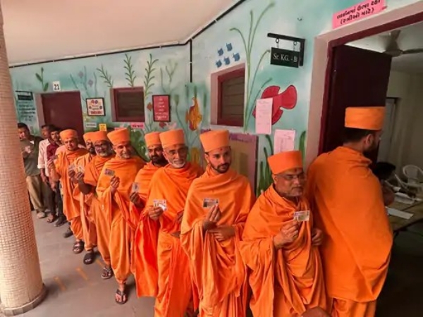 વડોદરા સ્થાનિક સ્વરાજની ચૂંટણીમાં BAPS સ્વામિનારાયણ મંદિરના સંતોએ મતદાન કર્યુ