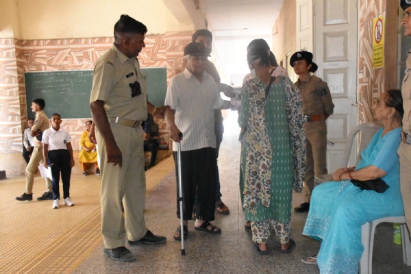 પોરબંદર જિલ્લા પોલીસ વયોવૃદ્ધ અને દિવ્યાંગ મતદારોને બની રહી સહાયરૂપ