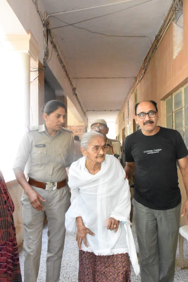 પોરબંદર જિલ્લા પોલીસ વયોવૃદ્ધ અને દિવ્યાંગ મતદારોને બની રહી સહાયરૂપ