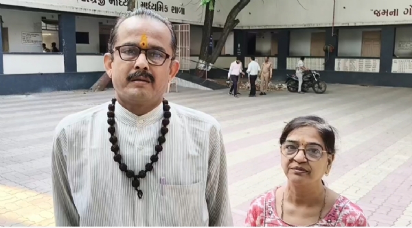 વેરાવળના દંપતીએ સજોડે મતદાન કરી લોકશાહીના પર્વમાં સહભાગી