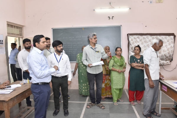જિલ્લા ચૂંટણી અધિકારી અને કલેક્ટરઅનિલકુમાર રાણાવસિયાએ વડાલ ગામે મતદાન પ્રક્રિયાનું નિરીક્ષણ