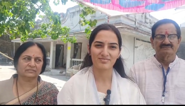 ચાંવડ તાલુકા પંચાયત બેઠક પર કાંટેની ટક્કર, ભાજપ ઉમેદવાર સોનલબેન ડેરે મતદાન કર્યું