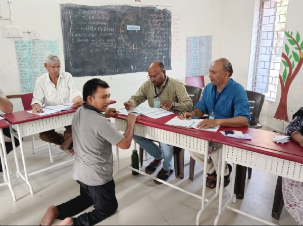 જૂનાગઢ જિલ્લાના માખીયાળામાં મહિલાઓ,વૃદ્ધો,દિવ્યાંગ નાગરિકોએ  મતદાન પવિત્ર ફરજ અદા કરી