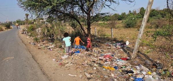 રસ્તા કિનારે કચરામાં રમતા બાળકો, સ્વચ્છતા દાવાઓ પર ઊઠ્યા પ્રશ્નો