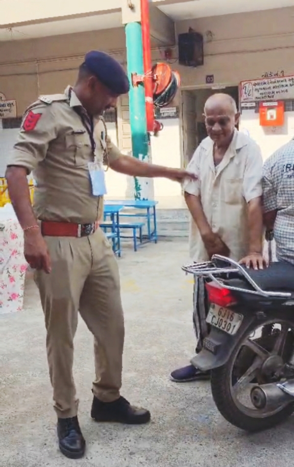 લોકશાહીના પર્વમાં અંકલેશ્વર પોલીસનો માનવીય અભિગમ જોવા મળ્યો