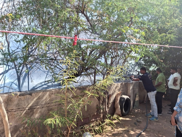 આગ ઓલાવતા ફાયર વિભાગના કર્મચારીઓ