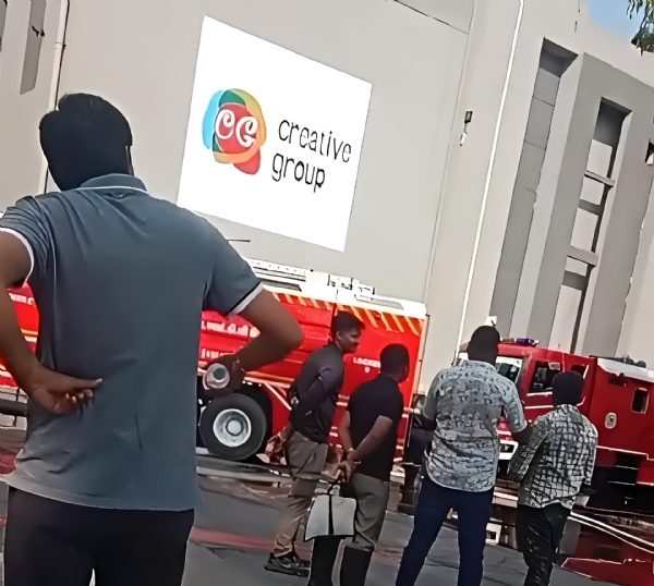 ક્રિએટિવ ગ્રુપ કંપની બહાર ફાયર બ્રિગેડ અને લોકોની ભીડ