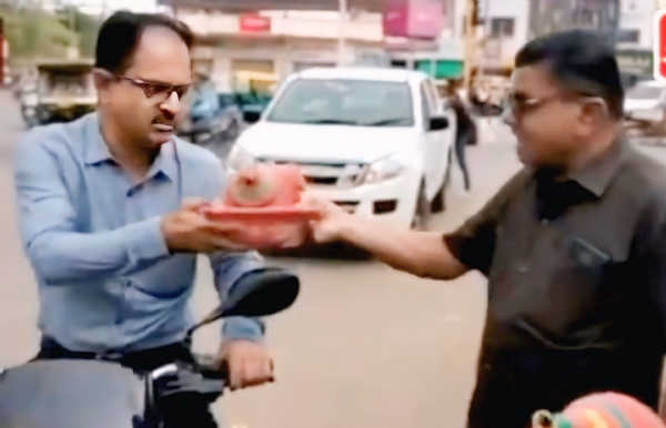 માનવ જ્યોત દ્વારા કુંડા વિતરણ