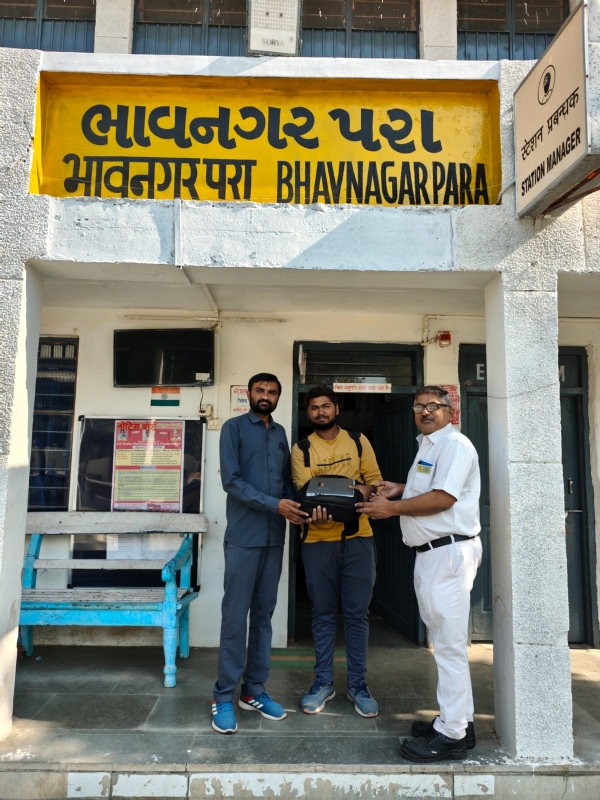રેલવે કર્મચારીઓની સતર્કતાથી મુસાફરને મળ્યો ગુમ થયેલો લેપટોપ બેગ
