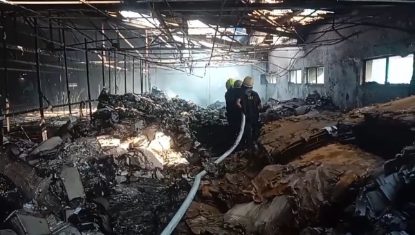 આગ બાદ અંદરનું દૃશ્ય: કાચું માલ સળગી ખાખ, ભારે નુકસાન