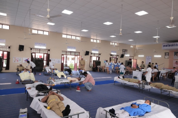 દમણમાં માનવ એકતા દિવસ નિમિત્તે રક્તદાન શિબિરનો દ્રશ્ય.