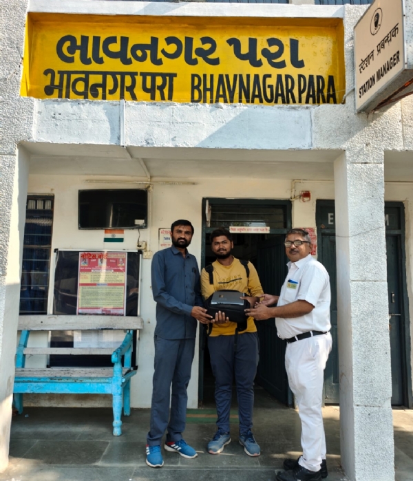 રેલવે કર્મચારીઓની સતર્કતાથી મુસાફરને