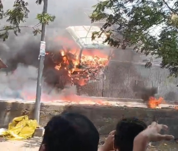 વાપી GIDC બ્રિજ પાસે કન્ટેનર-ટેમ્પો અકસ્માત બાદ ભભૂકતી આગનું દૃશ્ય.