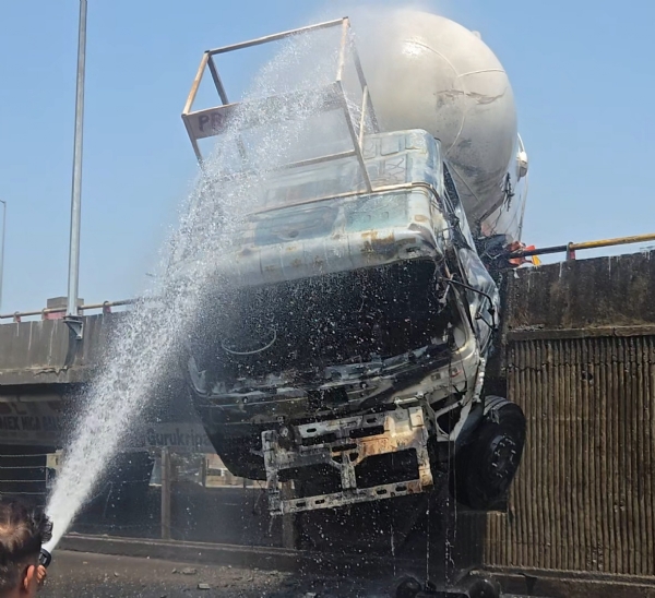 અકસ્માત બાદ બ્રિજ નીચે લટકતું સળગતું કન્ટેનર, લોકોમાં ભયનો માહોલ.