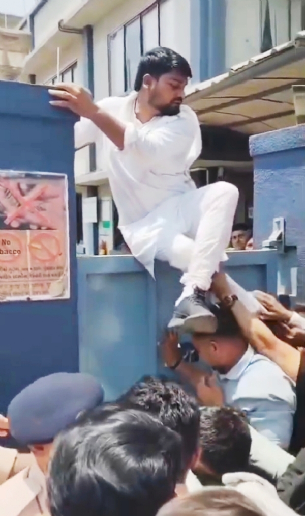 મૃતકના પરિવારને ન્યાય અપાવવા પહોંચેલા ચૈતર વસાવા સહિત ટોળા સામે 3 ગુના દાખલ