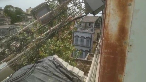 પોરબંદરમાં ભારે પવન ને કારણે મોબાઈલ ટાવર તૂટી પડ્યો.