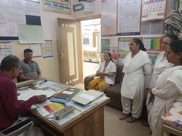 નદાસા પ્રાથમિક આરોગ્ય કેન્દ્ર અને મેડિકલ કેમ્પની અધિકારીઓએ મુલાકાત લીધી